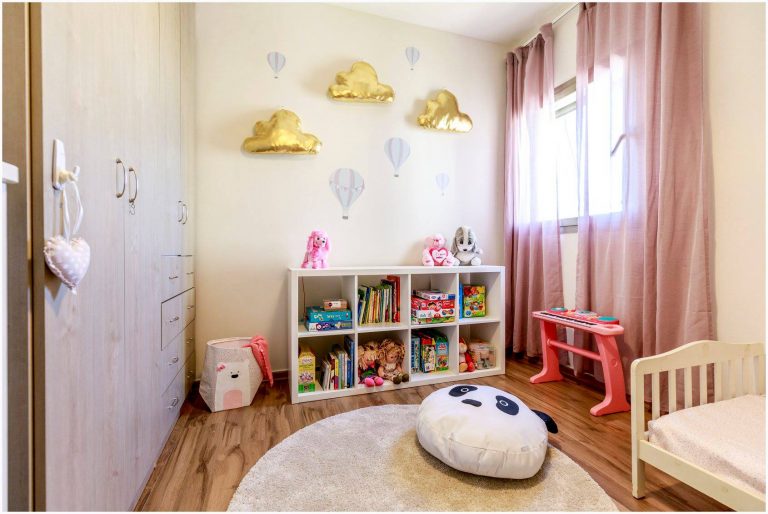 עיצוב חדר ילדות בצבע ורוד - החדר של גל