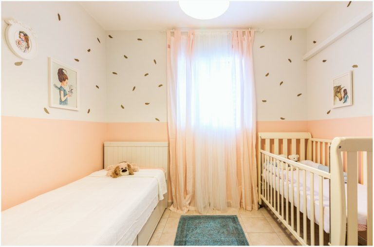 עיצוב חדר ילדות בצבע ורוד וקרם - החדר של אור